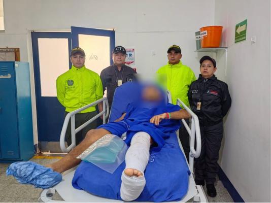 La Policía Nacional, en coordinación con la fiscalía general de la nación capturó por orden judicial a dos sujetos presuntos responsables del homicidio del empresario Luis Alfonso Valencia Cano, propietario de la empresa “Arepas El Carriel”. 