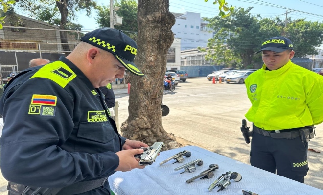 Dos policías con 10 armas de fuego incautadas