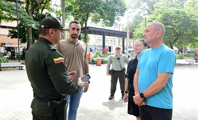 Comandante del Valle de Aburrá hablando con turistas