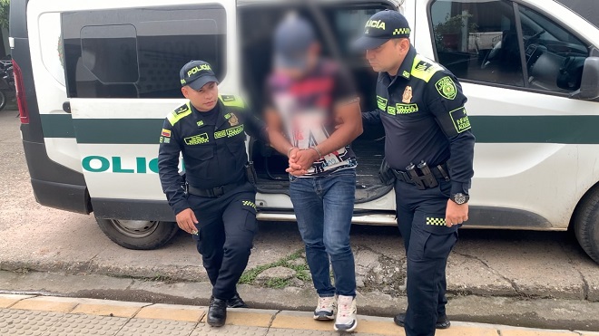 Conducción del capturado por los funcionarios de Policía