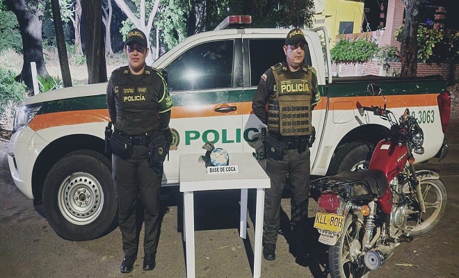la Seccional de Tránsito y Transporte, en el kilómetro 500, sector Agua Zulia, logró la recuperación de una motocicleta, solicitada por la Fiscalía Local de Sardinata por el delito de hurto. Durante la inspección del vehículo, los uniformados hallaron 1.000 dosis de base de coca