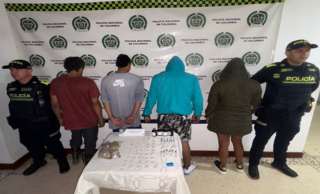 Policías con personas capturadas por tráfico local de estupefacientes 