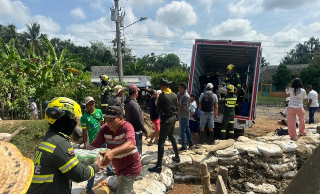 Policías realizando Jornada humanitaria de gran impacto en las veredas y corregimientos