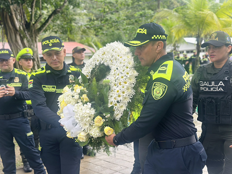 Una eucaristía y ofrenda floral como homenaje a su legado