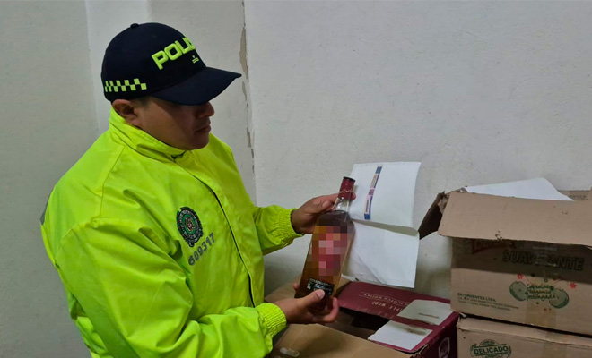 Diligencias de registro y allanamiento en bodegas, se hallaron 1.174 botellas de licor adulterado.