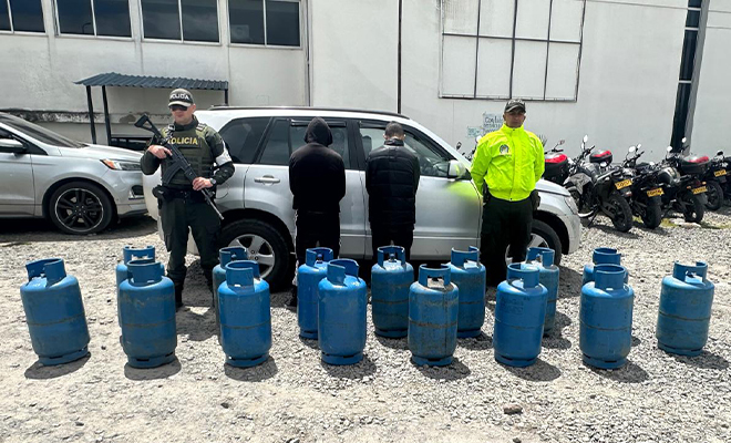 Se logró la captura en flagrancia de dos personas por el delito de favorecimiento y facilitación del contrabando de hidrocarburos.