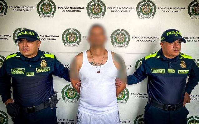 Dos polic&iacute;as presentan a un capturado conocido como alias Yesid.