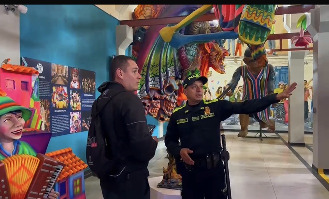 Policía Nacional acompaña a turistas para disfrutar unas festividades seguras y tranquilas