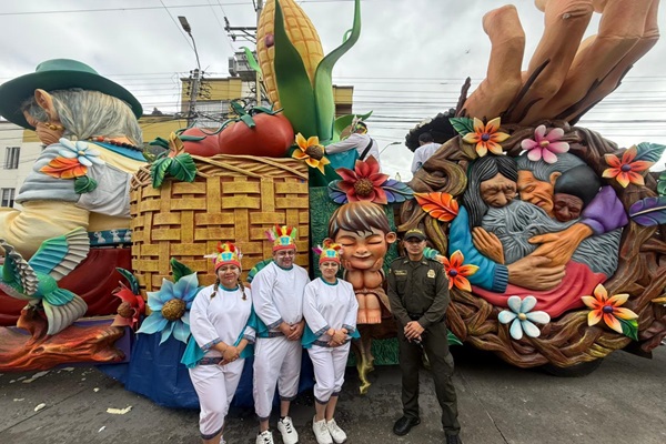 Foto con las personas que trabajaron en la carroza 
