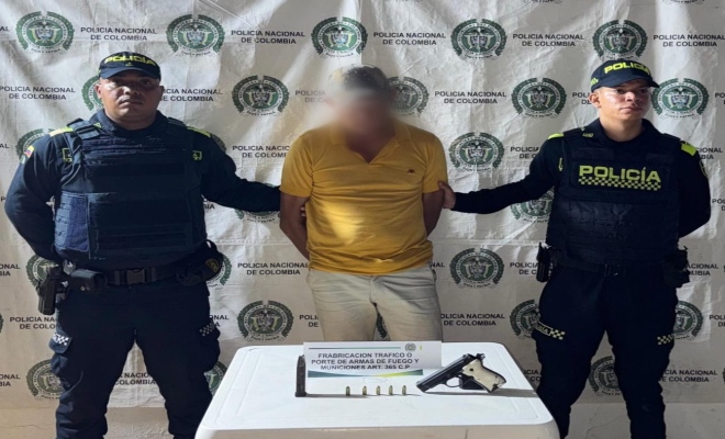 El detenido y el arma de fuego incautada fueron dejados a disposición de la autoridad 