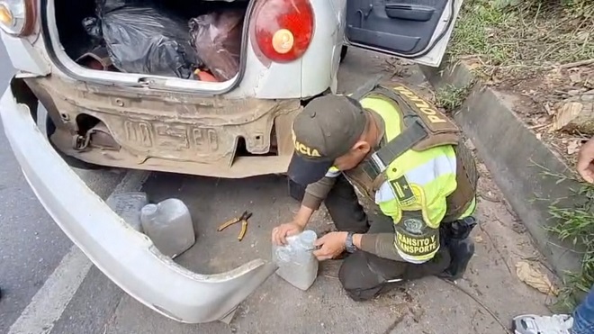 Elementos hallados en el bomper de un vehículo