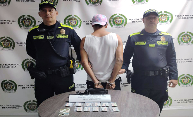 La Policía Nacional sorprendió a este sujeto con 125 gramos de marihuana y dinero en efectivo producto de la venta de estas sustancias alucinógenas. 