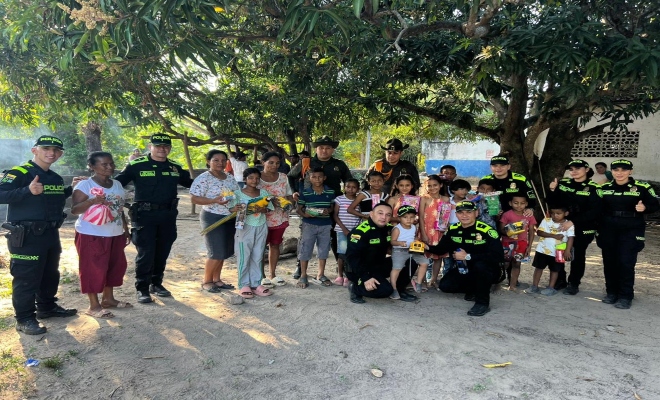 En un rincón, un grupo de niños reía mientras jugaba con los obsequios que les entregaron