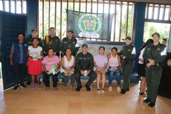 La Policía Nacional fortalece los lazos comunitarios en el barrio  La Unión de Mitú