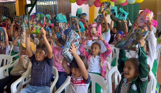 Entrega de kits escolares a niños de Santander