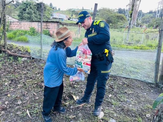 En Chivor, Policía y Administración Municipal desarrollan jornada social en beneficio de poblaciones vulnerables