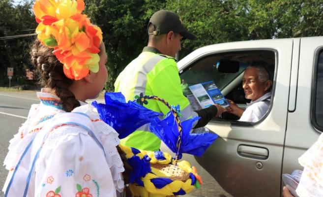 Entrega de recomendaciones a viajeros por parte de la Policía