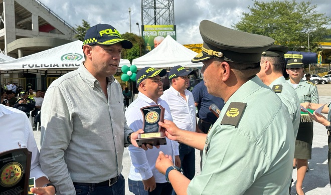 Entrega de reconocimiento a los alcaldes por el apoyo a la seguridad