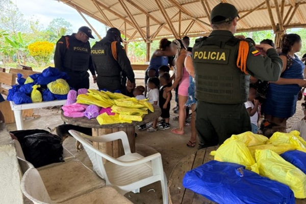 Entrega de regalos para los niños, niñas