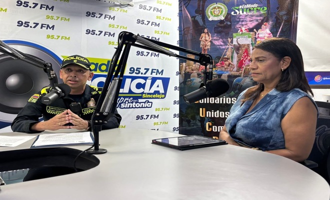 Señora gobernadora junto con el señor subcomandante departamento de Policía Sucre entregando transmisor de emisora