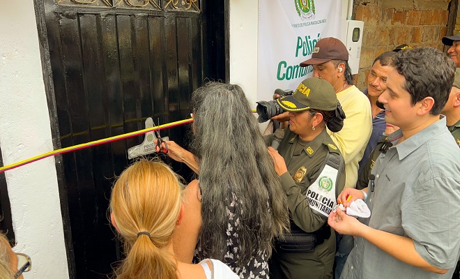 La Policía Nacional a través de la Policía Comunitaria hace entrega de una vivienda a una ciudadana.