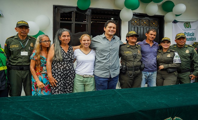 a Policía Nacional a través de la Policía Comunitaria hace entrega de una vivienda a una ciudadana.