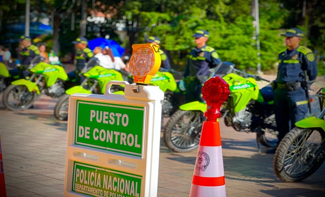 Policías y motociclistas institucionales 