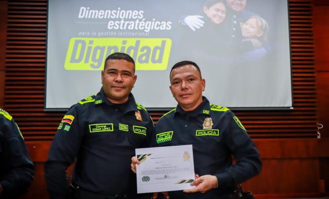 Entrega de reconocimiento por parte del comandante de la unidad a los policías de la metropolitana en el mes de enero