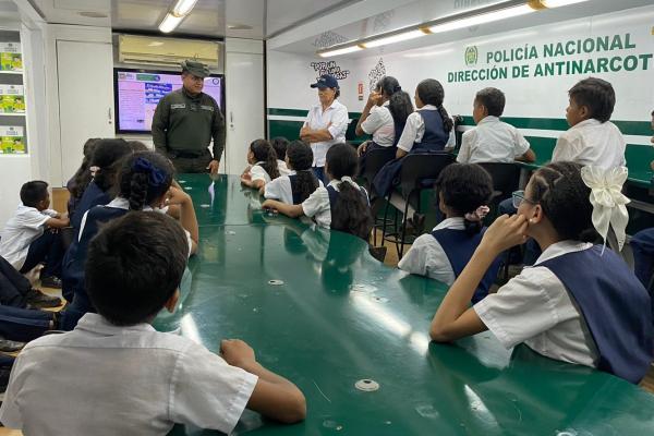 Este programa está liderado por la Dirección de Antinarcóticos para el desarrollo de tres enfoques escolarizados, comunitario y empresarial