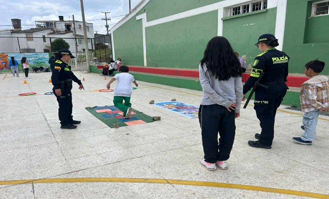 Policías realizando juegos tradicionales a los niños