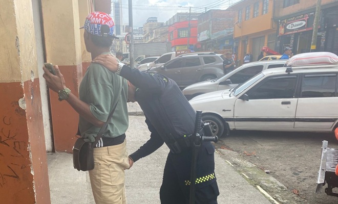 Policía realizando registro a persona 