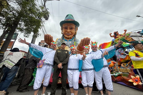 Carroza de la paz en el desfile de Negros y Blancos 