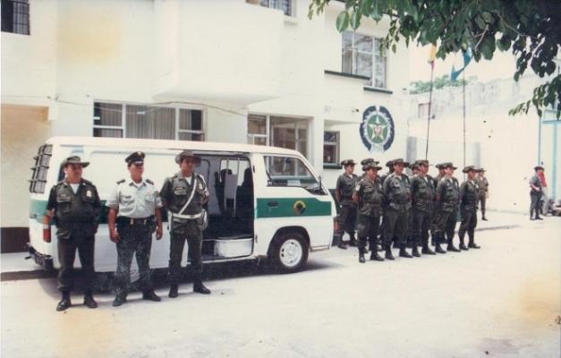 Foto antigua en la Estación de Policía Granada