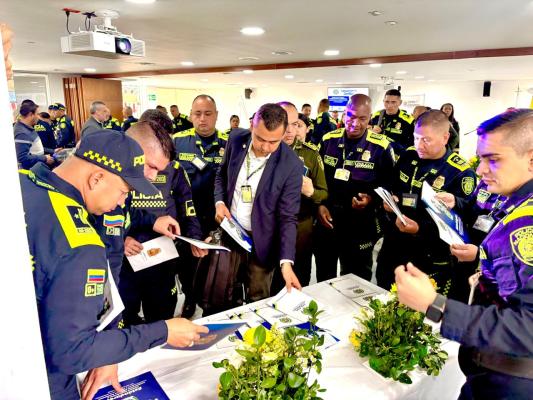 fotografía del personal tomando las cartillas 
