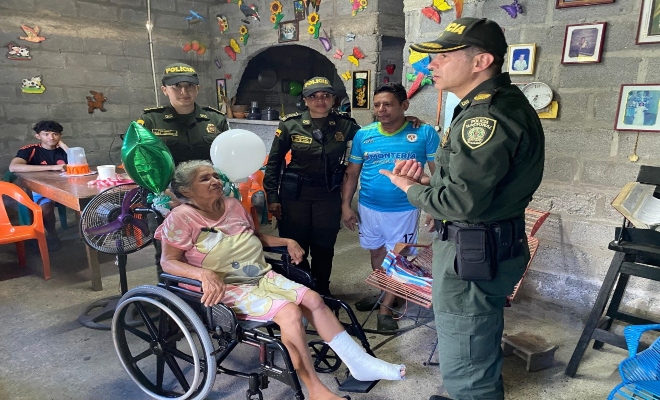 Comandante de Policia Metropolitana de Monteria entregando silla de ruedas 