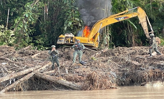 destrucción retroexcavadora