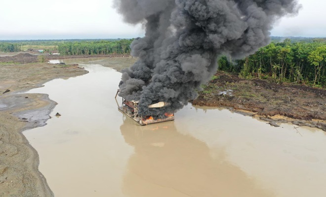 destrucción draga en el rio