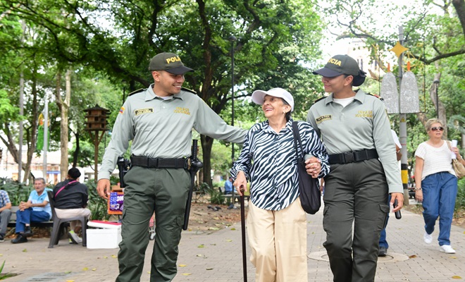 Grupo de turismo acompañando a la ciudadania