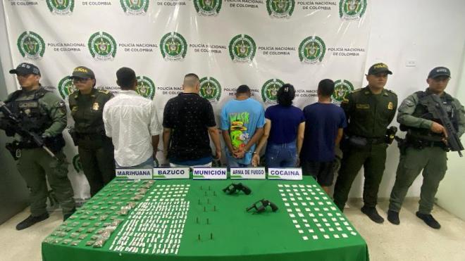 Dos armas de fuego calibre 38, 12 cartuchos, 351 dosis 