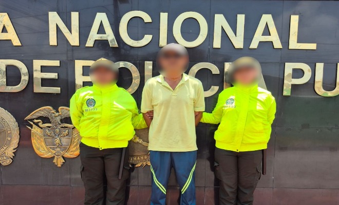 Dos polic&iacute;as con un capturado 