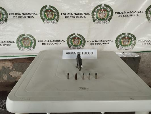 Incautan arma y munición 