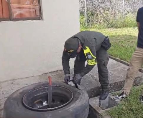 Hallan drogas ocultas en una llanta 