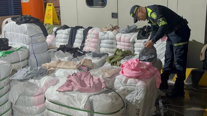 Incautación de 45.600 unidades de confecciones de contrabando en Bogotá.