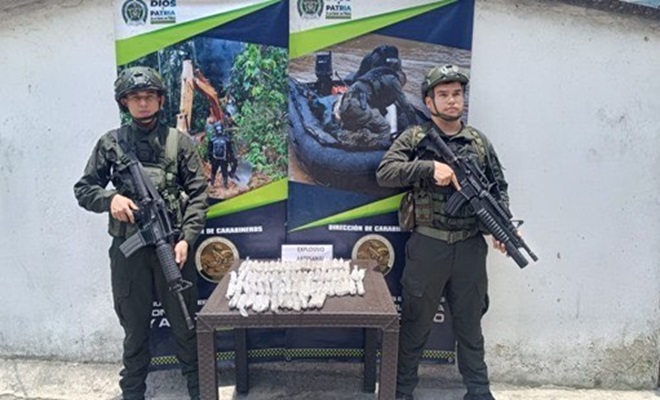 Uniformados Policía Nacional con los explosivos incautados