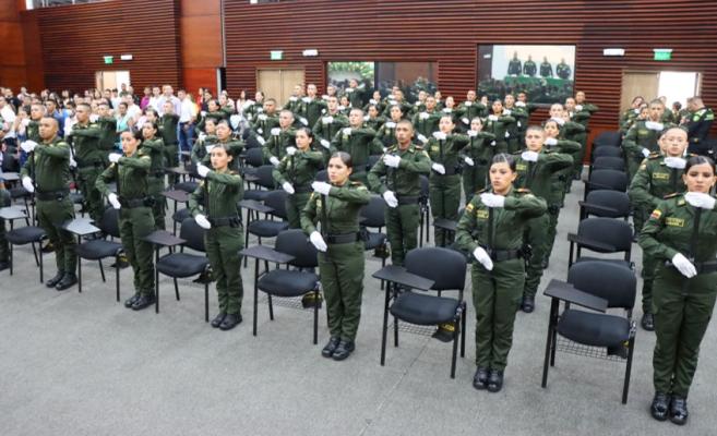 Imagen de la ceremonia de juramento de bandera de auxiliares en Ibagué.