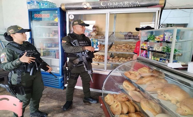 Entrega de volantes y charla son algunas de las actividades que implementaron los Policiales enfocados en la prevención contra la extorsión