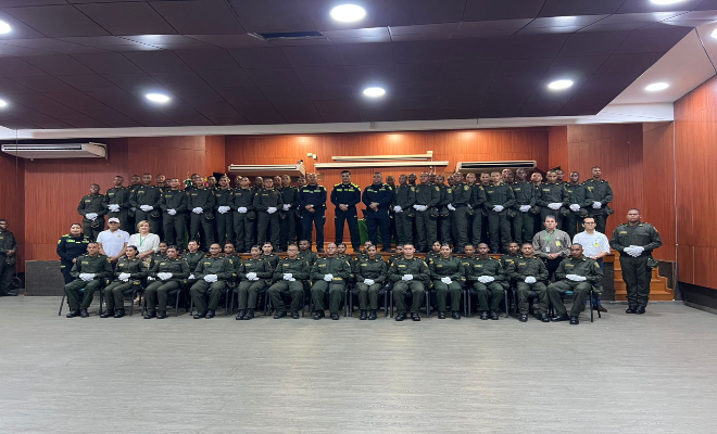 63 jóvenes realizaron la ceremonia de juramento de bandera como auxiliares de Policía