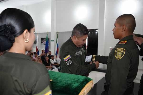 Juventud de Auxiliares de Policía que honra la patria