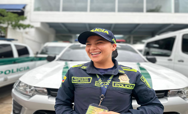 Ella sonríe, se acomoda el uniforme y responde con la seguridad de quien ha peleado cada kilómetro de su vida