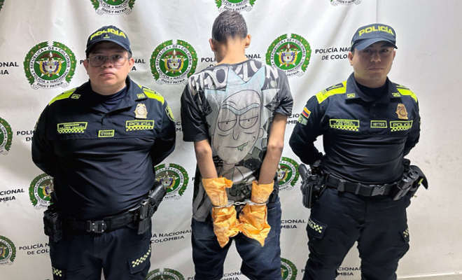 En medio de una rápida y oportuna reacción se logró interceptar a este sujeto, quien presuntamente agredió con un arma de fuego a una mujer conocida como “La Mona”, la cual fue trasladada a un centro asistencial, pero, perdió la vida debido a la gravedad de la herida.